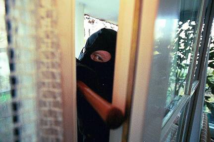 Die Täter schlugen die Balkontür ein (Symbolbild). 