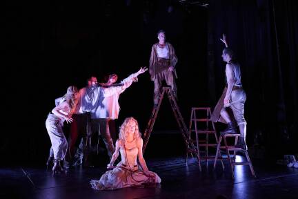 Cassandra Rühmling als Johanna Dark mit Ensemble. 