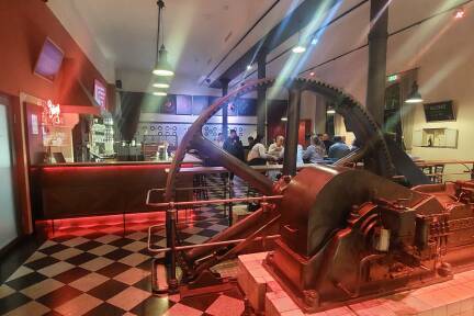 Im Stieglitz (ehemals Maschinenraum) der Stiegl Brauwelt werden bei wenig Andrang nur noch Onlinebestellungen entgegengenommen. 