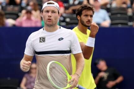 Lucas Miedler/l. und Francisco Cabral jubeln über den wertvollen Sieg 