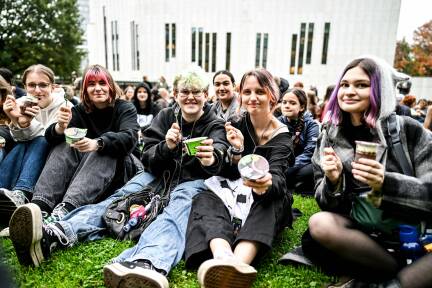 Neuer Internettrend: gemeinsames Essen von Pudding mit der Gabel. 