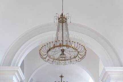 Die Kronleuchter der Wiener Lustermanufaktur in der Stadtpfarrkirche Hallein.  