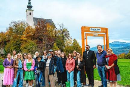 Reisejournalistinnen und -journalisten besuchten das „Nikolauskircherl“ und den Fotopoint in Golling.  