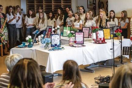 Die Schülerinnen gestalteten Tischgedecke für die einzelnen Komponistinnen.  