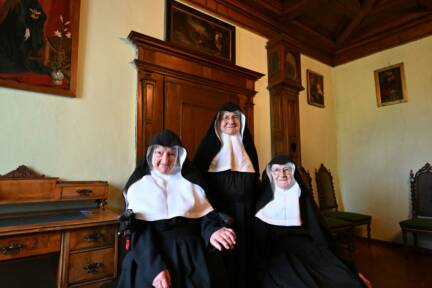 Die drei Augustiner-Chorfrauen vom Kloster Goldenstein (v. l.) Bernadette, Rita und Regina – aufgenommen am Montag, 22. September 2025 – im Kloster Goldenstein in Elsbethen bei Salzburg. 