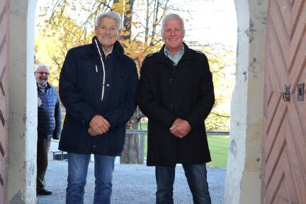 Erhard Gassner – Enkelsohn und Ziehsohn von Anna Schager – und Sepp Unterkirchner – Sohn von Rosina Unterkirchner – verlegten die Stolpersteine für die beiden Frauen. 