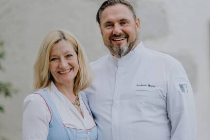 Ein deutsch-bayrisches Dream-Team, das im Pinzgau Wurzeln geschlagen und die Gastro-Kultur in der Region entscheidend geprägt hat. Ihr Engagement brachte Schloss Prielau immer wieder zum Leuchten. Viele Gäste werden die Mayers und das Mayer’s vermissen. 