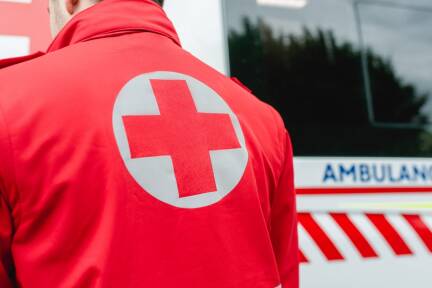 Trotz sofort eingeleiteter Rettungsmaßnahmen starb der 56-Jährige aber noch an der Unfallstelle (Symbolbild). 