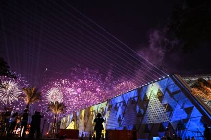 Feuerwerk und Lichtshow bei Eröffnung des Großen Ägyptischen Museums 