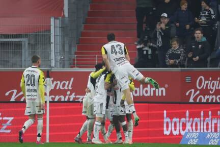Der LASK feiert seinen Matchwinner Adeniran 