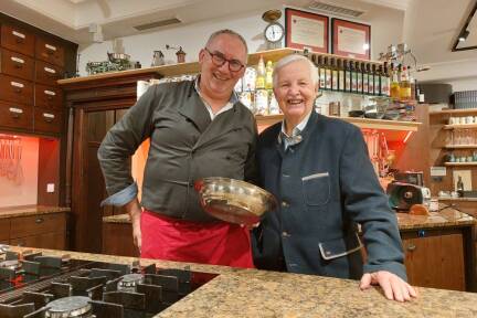 K+K-Küchenchef Johann Kögl stattete  seinem Lehrling Roland Essl einen Besuch ab.  