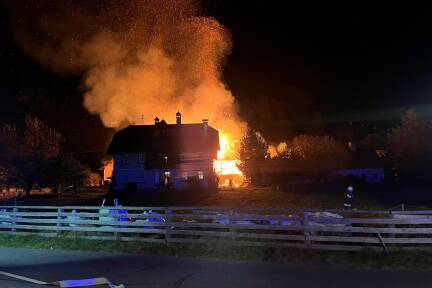 Mitte August etwa stand das Wirtschaftsgebäude eines Bauernhofs in Vollbrand.  