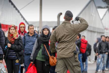 Im Sommer und Herbst 2015 zogen Hunderttausende Flüchtlinge, viele von ihnen aus Syrien, teils zu Fuß quer durch Europa. Tausende von ihnen wanderten auch durch Salzburg – wie hier im Bild – und zogen oft weiter nach Deutschland.  