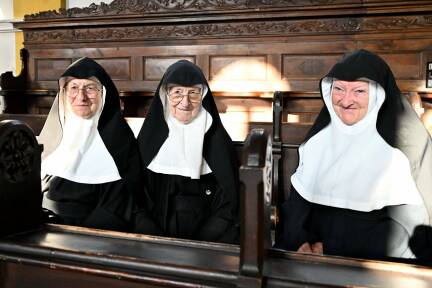 Die drei Augustiner-Chorfrauen vom Kloster Goldenstein, (v.l.) Rita, Regina und Bernadette im Kloster Goldenstein in Elsbethen bei Salzburg.  