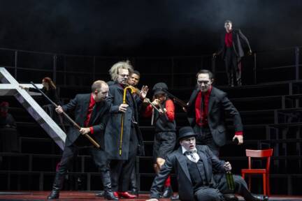 Die Inszenierung schmückte die Parallelwelten der Oper üppig aus 