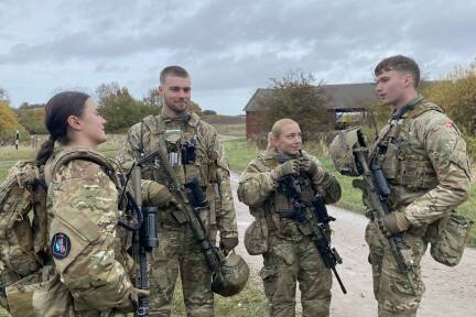 Marianne, Laurits, Mathilde und Lukas haben sich freiwillig für die Bodentruppe des dänischen Heers gemeldet. 