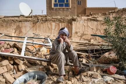 Überlebender sitzt auf den Trümmern eines Hauses im Dorf Tashqurghan 