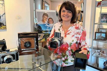 Christiana Schwaighofer mit einer alten Hasselblad-Kamera.  