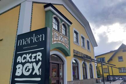 Das Selbstbedienungsgeschäft Ackerbox des Kärntner Unternehmens MyAcker (Spittal an der Drau) in der Raiffeisenbank Unternberg im Lungau. 