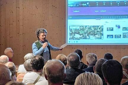 Nobert Höll stellt die neue Topothek vor. 