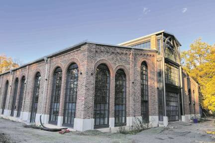 Von außen sieht die Brauerei schon fast fertig aus: In dem Backsteingebäude im Stil des 19. Jahrhunderts wird die Traunsteiner Familie Sailer das achte Münchner Bier brauen.  