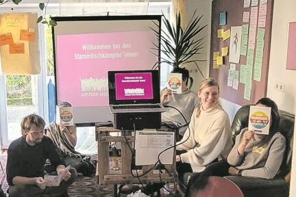 Wie sie rassistischen Aussagen kontern können, lernten die Seminarteilnehmerinnen und -teilnehmer. Weil es heutzutage nicht ganz ungefährlich ist, sich öffentlich gegen Rechtsextremismus zu stellen, verbergen einige ihr Gesicht.  