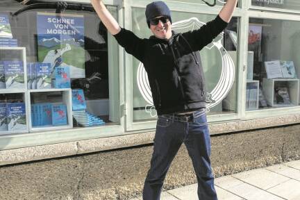 Markus Weiglein vor dem Anton-Pustet-Verlag mit Holzskiern vom Freilichtmuseum in der Bergstraße in Salzburg.Bild: Anton Pustet Verlag  