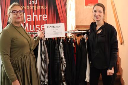 Obfrau Ingrid Weese-Weydemann (l.) und Leiterin Marlene Anglberger stehen für eine professionelle Museumsführung in der Fronfeste Neumarkt. Ohne entsprechende Mittel sei die Vielfalt im Museumsbetrieb gefährdet. 