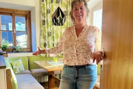 Birgit Knapp zeigt hier einen Teil ihres Refugiums – die Sitzecke in der Küche, die sich zwar in die Jahre gekommen, aber äußerst gemütlich präsentiert.  