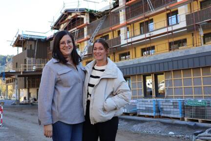 Nach dem Brand im August 2024 hat Familie Reiter – im Bild: Alexandra (l.) und Manuela – den Neubergerhof in Filzmoos wieder aufgebaut. Im Dezember kommen die ersten Gäste.  