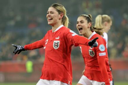 Eileen Campbell und die aktuell verletzte Salzburgerin Sarah Zadrazil. 