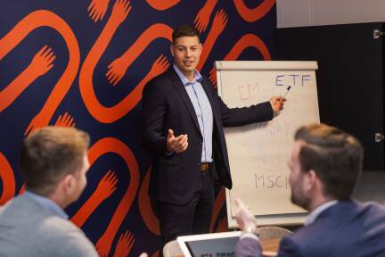 Philipp Genduth als Finfluencer hilft, Finanzen zu verstehen. 