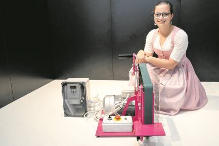 Luisa Brandstätter aus Fuschl präsentierte bei der Lehrabschlussprüfung eine präzise Bandschleifmaschine.  