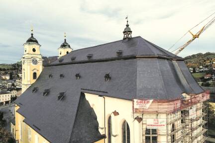 Das neue Dach aus Schieferplatten schützt die Basilika Mondsee vor Wind und Wetter. 