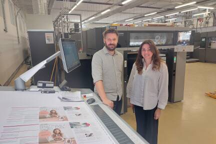 Die Geschäftsführer von Samson Druck in St. Margarethen im Lungau, Markus Ramsbacher (Technik) und seine Cousine Lisa Frost (Marketing), vor der neuen Druckstraße, Oktober 2025. 