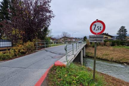Die alte Saalachbrücke – hier in Fahrtrichtung Bahnhof. Sie weicht einem Neubau.  