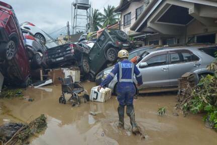Aufeinandergestapelte Autos in Cebu City 