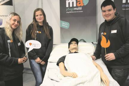  Julian Praschl (rechts) aus Tamsweg und Mitschülerinnen brachten den Gästen auf der BIM die Ausbildung zur Pflegefachassistenz näher.  