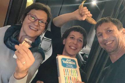 In intimer Runde wurde am Tag eins des Theaterlabors gespielt. Von links: die Kuchlerin Margit Berger, Trainerin Anna Russegger und Redakteur Matthias Leinich. 