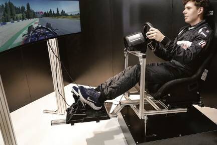 Daniel Kraher in seinem Rennsimulator.  