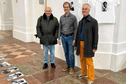 Die Kollegienkirche wird zum Ausstellungsraum: Fotokünstler Hans-Günther Kaufmann mit Projektkoordinator Matthias Hohla von der Erzdiözese und Christian Wallisch-Breitsching, Leiter der Katholischen Hochschulgemeinde (v. l.). 