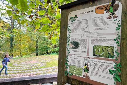 Infotafeln liefern Infos über die Natur rundherum, aber auch über andere Themen.  