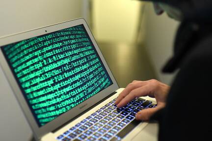 Der Frau wurde suggeriert, den Fortschritt ihrer Investments online verfolgen zu können (Symbolbild). 