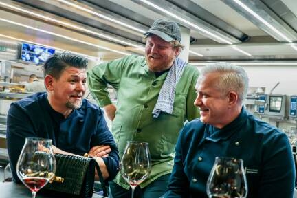 Tim Mälzer mit Lukas Mraz und Alexander Herrmann am Chef’s Table in der Küche des Restaurants Ikarus. 