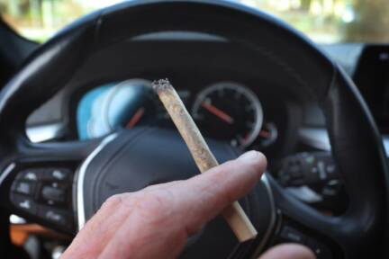 Der 30-jährige saß unter dem Einfluss von Cannabis hinter dem Steuer (Symbolbild). 
