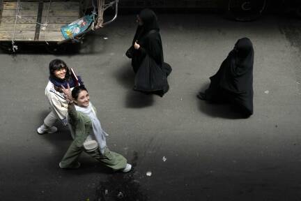 Im Iran gehen Frauen teilweise sehr unterschiedlich mit den strikten Vorschriften des Mullah-Regimes um. 