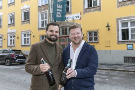 Der 34-jährige Stephan Gassner (l.), Geschäftsführer der Gassner Gastronomie, und der 38-jährige Felix Gmachl, Geschäftsführer der Weißbierbrauerei, freuen sich auf die Zusammenarbeit.  