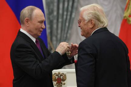 Der russische Präsident Wladimir Putin zeichnete den deutschen Musiker Justus Frantz aus 