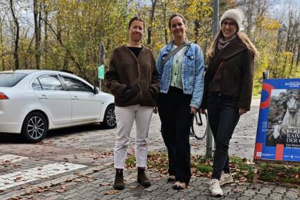 Elisabeth Grün, Irene Frey und Anna Parragh (v. l.) machen sich Sorgen um ihre Kinder und fordern eine autofreie Zone.  