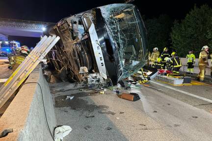 Ein Reisebus war in der Nacht auf den 11. Mai 2024 auf der Westautobahn bei Thalgau gegen eine Betonleitwand geprallt und umgestürzt. 